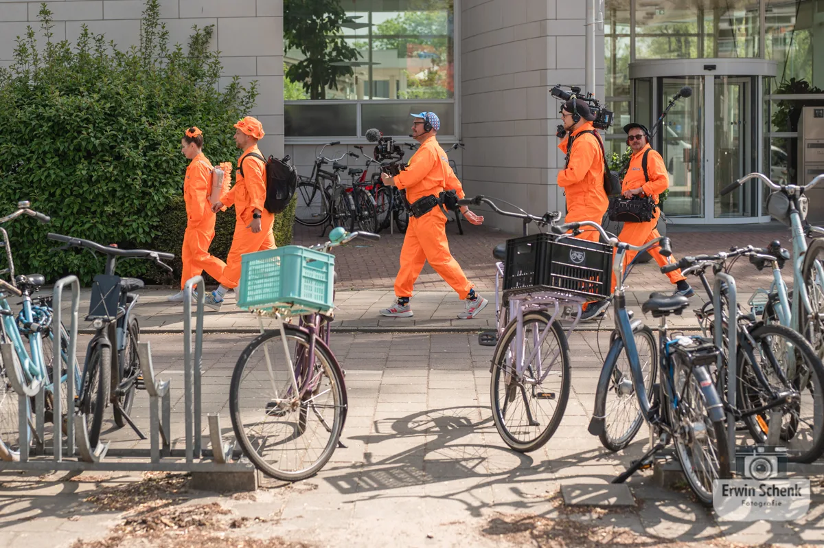 Filmploeg, oranje, vrijmarkt, Apollolaan, Amsterdam, fietsen, fietsmand, stoep, schaduw
